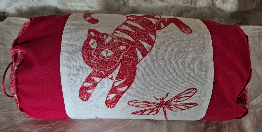 housse de coussin chat jouant avec une libellule