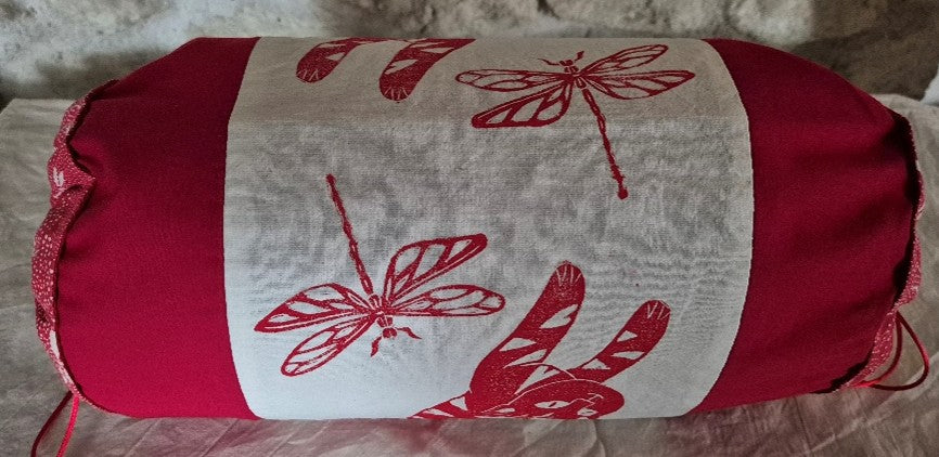 housse de coussin chat jouant avec une libellule