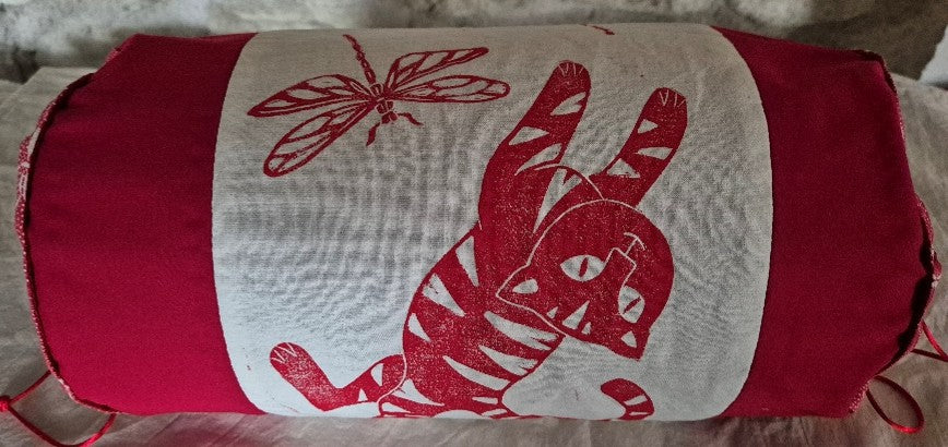 housse de coussin chat jouant avec une libellule