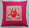 housse de coussin diablotin rouge sur fond fushia à pois