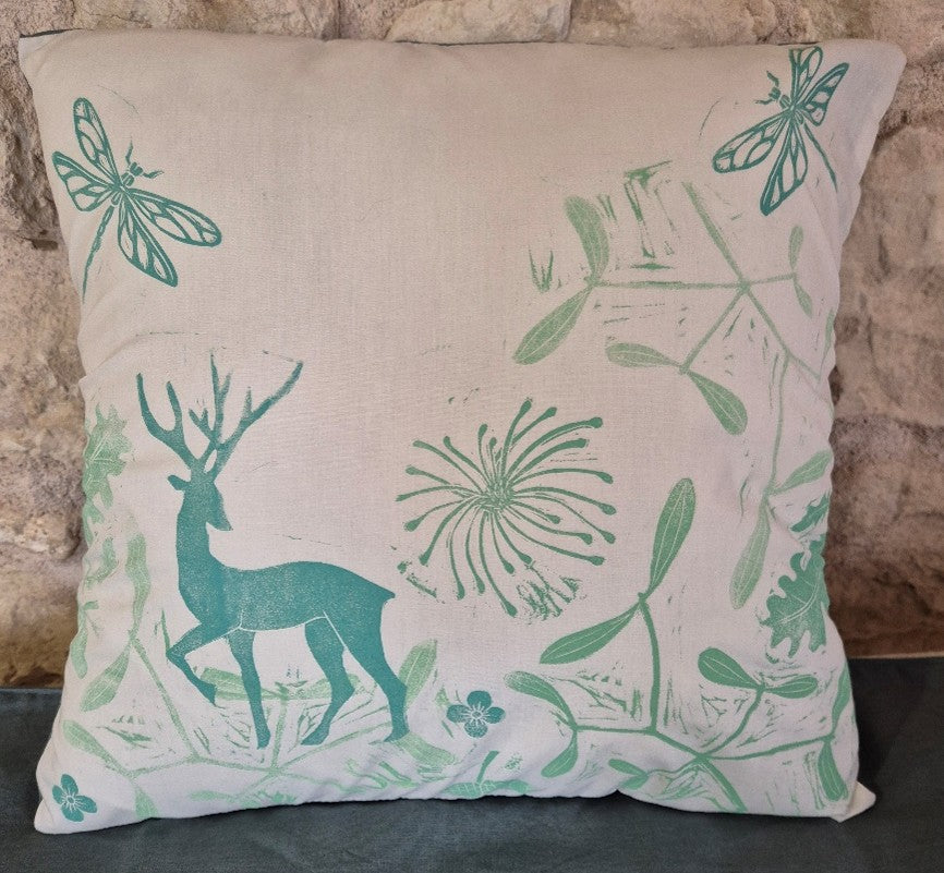 housse de coussin cerf dans la forêt