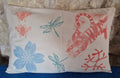 housse de coussin chat jouant avec deux libellules