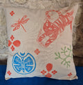 housse de coussin chat jouant avec une libellule