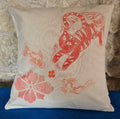 housse de coussin chat jouant avec deux poissons