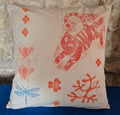 housse de coussin chat jouant avec une libellule et deux abeilles